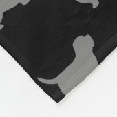 小さいバセット犬Griffon Vendeenはパターンのシルエットを描きます フリースブランケット (角)