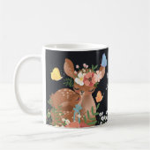 小さいベビーのシカを持つかわいいママのシカ コーヒーマグカップ (左)