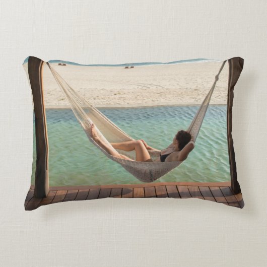 小さいホテルでハンモックに置いている女性 アクセントクッション (正面)