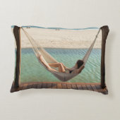 小さいホテルでハンモックに置いている女性 アクセントクッション (裏面)