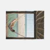 小さいホテルでハンモックに置いている女性 フリースブランケット (正面(横))