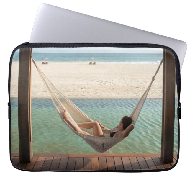 小さいホテルでハンモックに置いている女性 ラップトップスリーブ (正面)