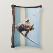 小さいホテルにハンモックに坐っている女性 アクセントクッション (裏面(縦))