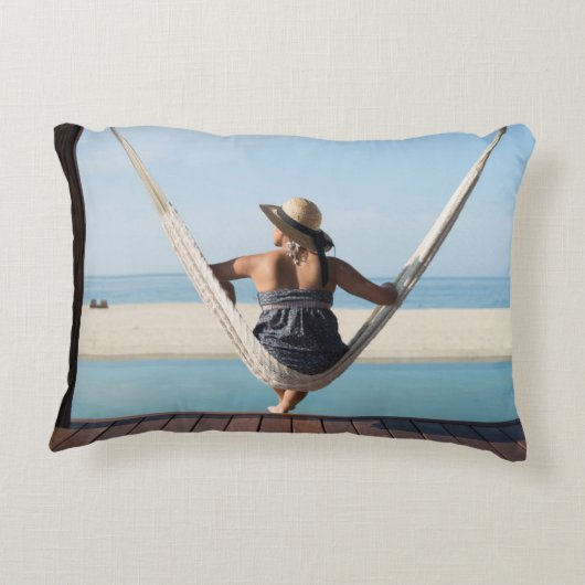 小さいホテルにハンモックに坐っている女性 アクセントクッション (裏面)