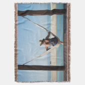 小さいホテルにハンモックに坐っている女性 スローブランケット (正面縦)