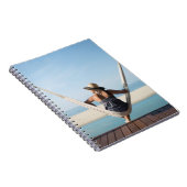 小さいホテルにハンモックに坐っている女性 ノートブック (右側)