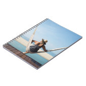 小さいホテルにハンモックに坐っている女性 ノートブック (左側)