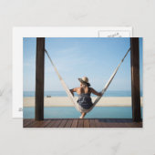 小さいホテルにハンモックに坐っている女性 ポストカード (正面/裏面)