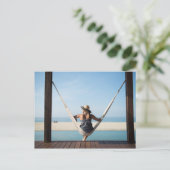 小さいホテルにハンモックに坐っている女性 ポストカード (スタンド正面)