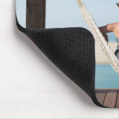 小さいホテルにハンモックに坐っている女性 マウスパッド (コーナー)