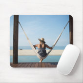 小さいホテルにハンモックに坐っている女性 マウスパッド (マウス)