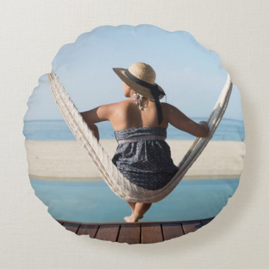 小さいホテルにハンモックに坐っている女性 ラウンドクッション (正面)