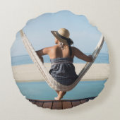 小さいホテルにハンモックに坐っている女性 ラウンドクッション (裏面)