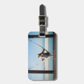 小さいホテルにハンモックに坐っている女性 ラゲッジタグ (正面縦)