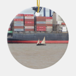 小さいヨットおよび巨大なコンテナー船 セラミックオーナメント