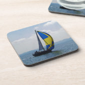 小さいヨットの大きいspinnaker. コースター (左側)