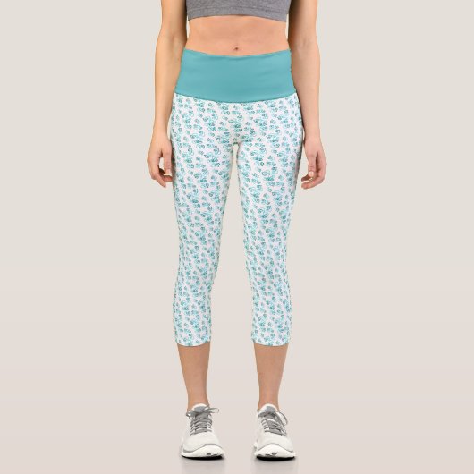 小さいリンクされたティール(緑がかった色)ハートパターン(白) カプリレギンス (正面)