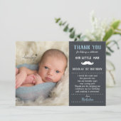 小さい人の口ひげの第1誕生日の男の子の黒板 サンキューカード (スタンド正面)