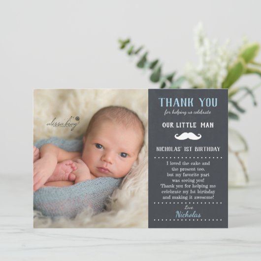 小さい人の口ひげの第1誕生日の男の子の黒板 サンキューカード (スタンド正面)