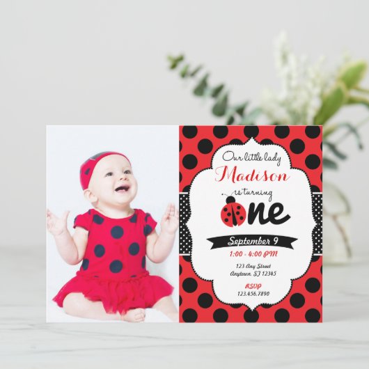 小さい女性てんとう虫の最初誕生日の招待状 招待状 (スタンド正面)