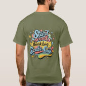 小さい始め考え、大きい、スケール高速 – 手描きモーメント Tシャツ (裏面)