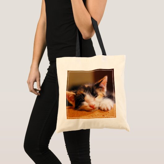 小さい子猫の睡眠 トートバッグ (正面(商品))
