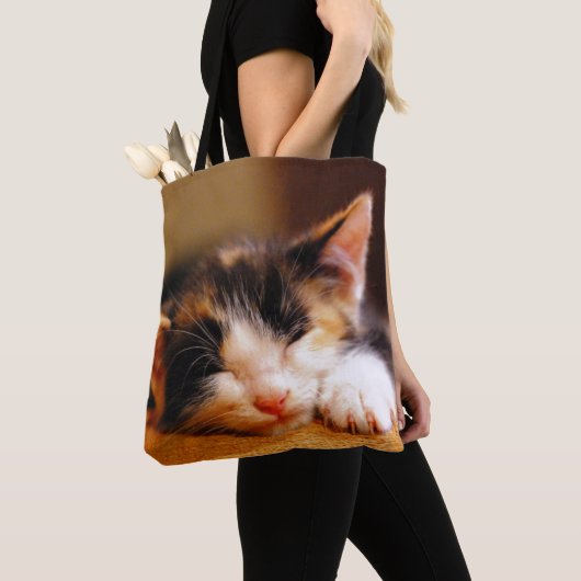小さい子猫の睡眠 トートバッグ (クローズアップ)