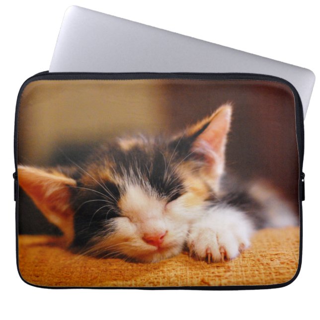 小さい子猫の睡眠 ラップトップスリーブ (正面)