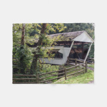 小さい屋根付橋のフリースブランケット