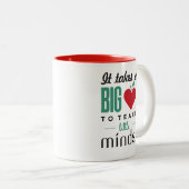 小さい心-赤いハートのマグ--を教える大きいハート ツートーンマグカップ (正面右)