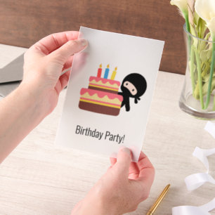 小さい忍者の後ろのお誕生日ケーキ挿入 ベラム紙招待状