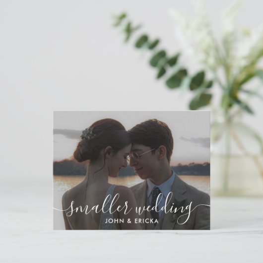 小さい方の結婚写真の発表 インビテーションポストカード (スタンド正面)