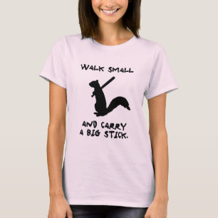 小さい歩行は大きいこん棒を運び、 Tシャツ