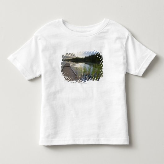 小さい湖の日没 トドラーTシャツ (正面)