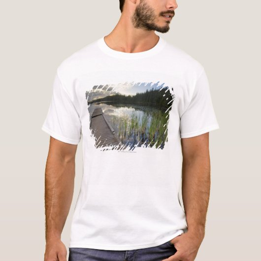 小さい湖の日没 Tシャツ (正面)