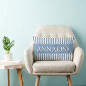 小さい男の子パーソナライズな青および白のストライプ ランバークッション (椅子)