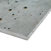 小さい石が付いている割れたコンクリートの壁 カッティングボード (角)