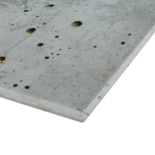 小さい石が付いている割れたコンクリートの壁 カッティングボード (角)