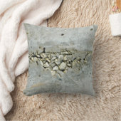 小さい石が付いている割れたコンクリートの壁 クッション (ブランケット)