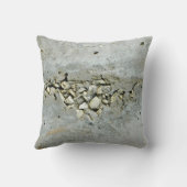 小さい石が付いている割れたコンクリートの壁 クッション (裏面)