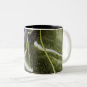 小さい紫色の野生の花のマグのつぼ ツートーンマグカップ (正面右)