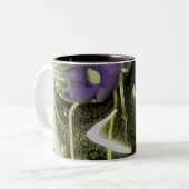 小さい紫色の野生の花のマグのつぼ ツートーンマグカップ (正面左)