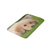 小さい草原を夢を見ているゴールデン・リトリーバーのかわいい子犬 バスマット (アングル)