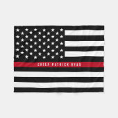 小さい薄い赤線消防士の旗のモノグラム フリースブランケット (正面(横))