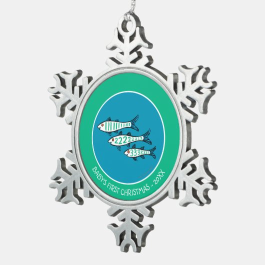 小さい魚を持つ1匹、2匹、3匹の魚および珊瑚 スノーフレークピューターオーナメント (右)