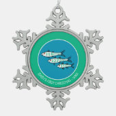 小さい魚を持つ1匹、2匹、3匹の魚および珊瑚 スノーフレークピューターオーナメント (正面)