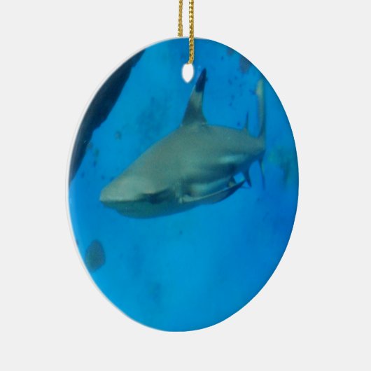 小さい黒によってひっくり返される鮫 セラミックオーナメント (右)