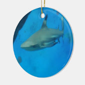小さい黒によってひっくり返される鮫 セラミックオーナメント (左)