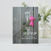 小さいRSVPを結婚する納屋の大戸およびピンクのバラ 出欠カード (スタンド正面)