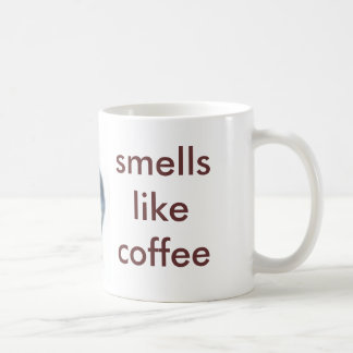 小さいsqirrel、臭いはコーヒーを好みます コーヒーマグカップ